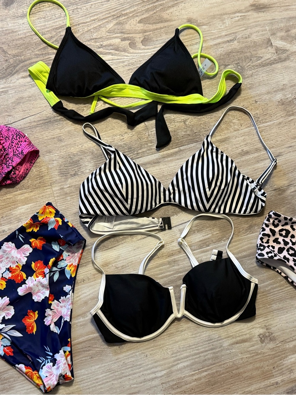 Mixed lot bikinis - 4 tops, 2 bottoms